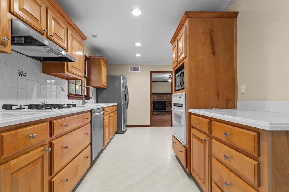 5247 Waterford Dr, Atlanta GA 30338-3129 exterior