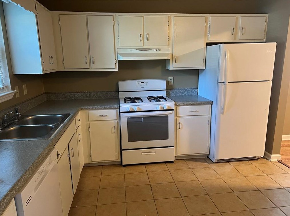 1090 Falling Water Dr, Smyrna GA  30080-2646 exterior