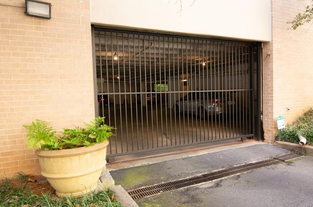 2734 Peachtree Rd, Atlanta GA  30305-2909 exterior