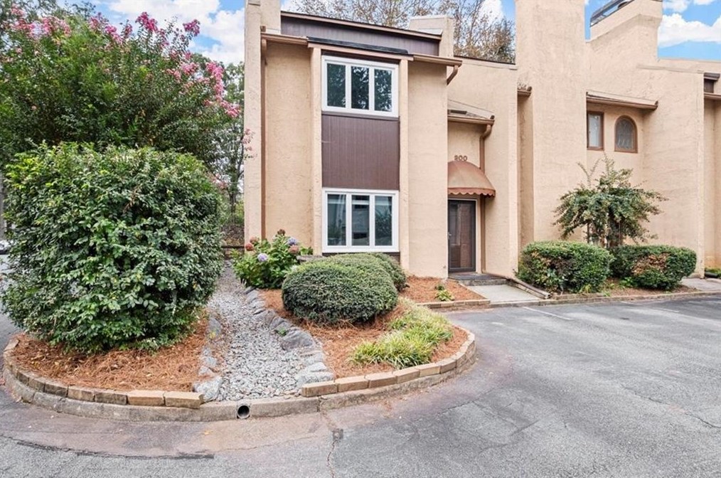 200 Roswell Landings Dr, Roswell GA  30075-3876 exterior