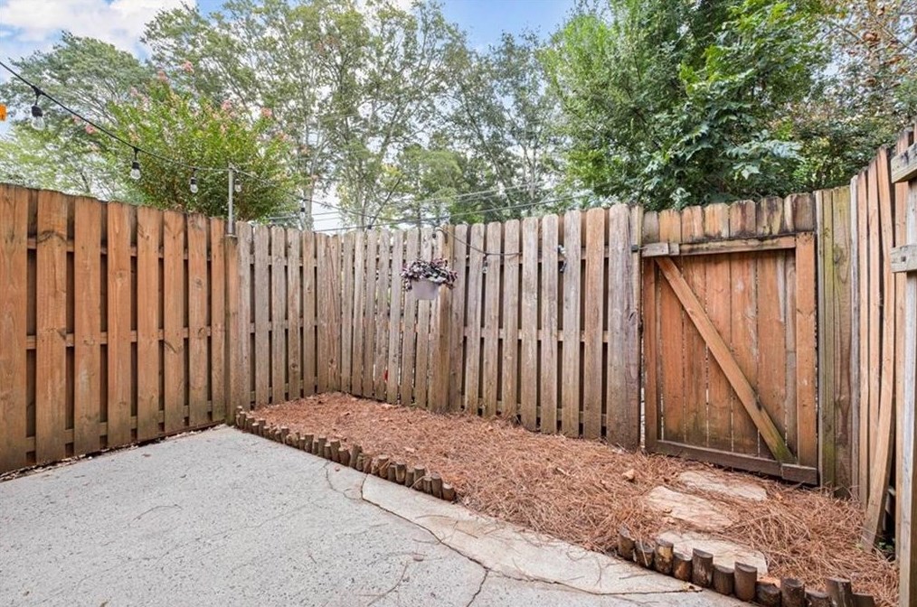 200 Roswell Landings Dr, Roswell GA  30075-3876 exterior