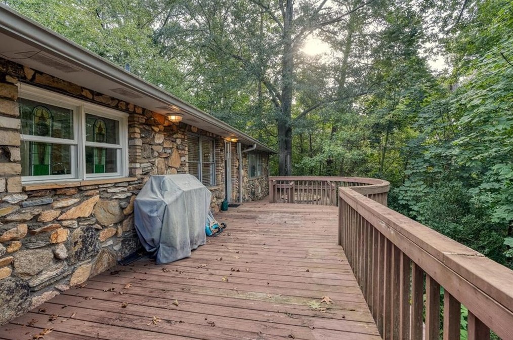 725 Cooper Lake Rd, Smyrna GA  30082-4707 exterior
