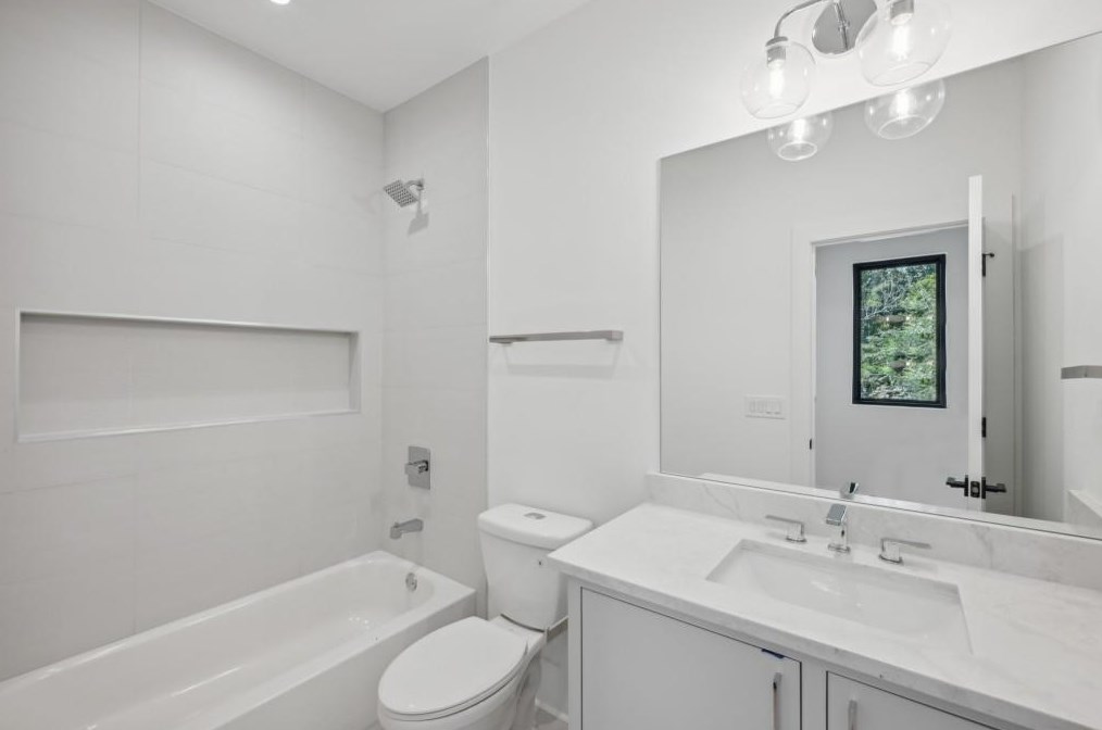 2354 Poplar Springs Dr, Atlanta GA  30319-3942 exterior