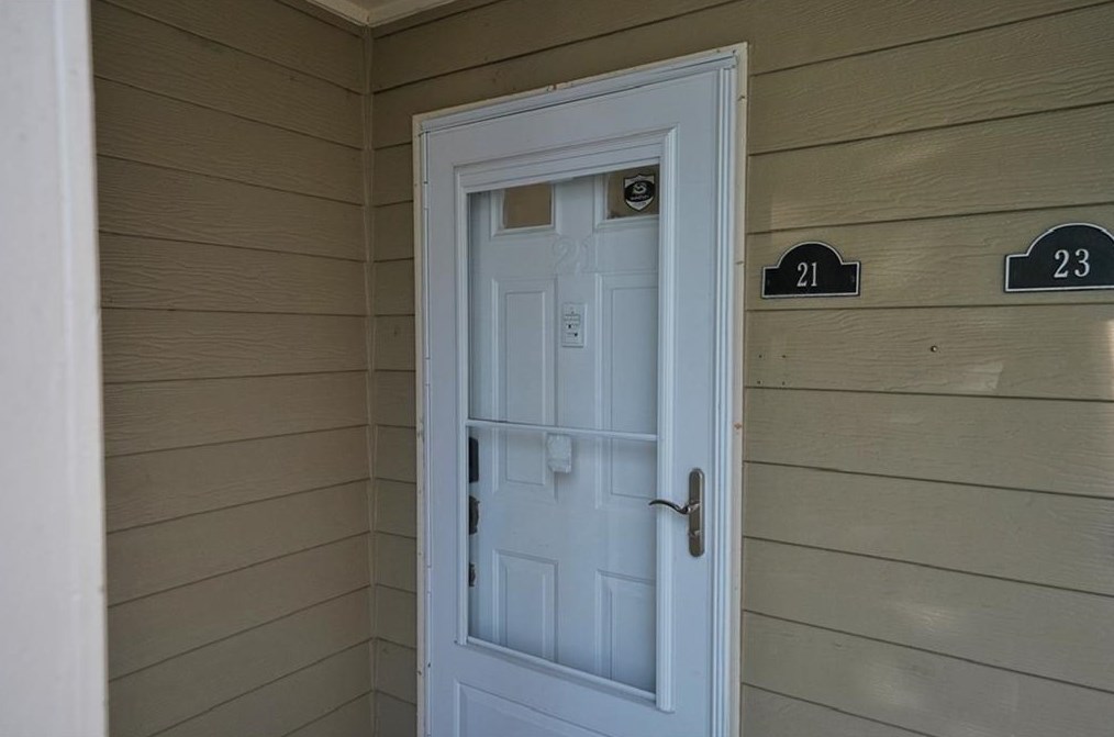 21 Middleton Ct, Smyrna GA  30080-8049 exterior