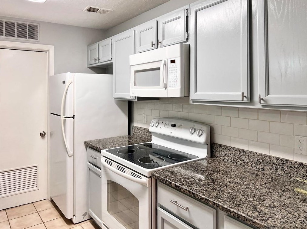326 Warm Springs Cir, Roswell GA  30075-4967 exterior