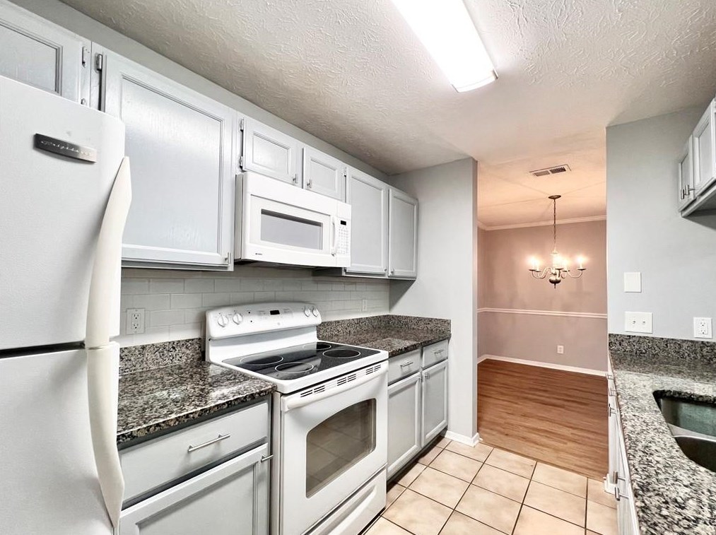 326 Warm Springs Cir, Roswell GA  30075-4967 exterior