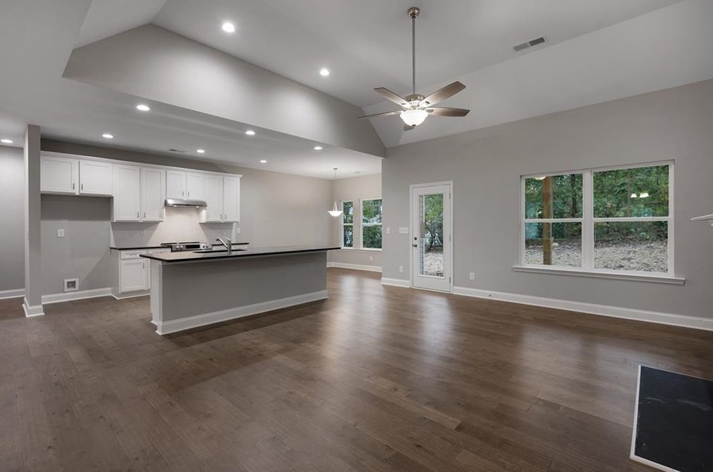 564 Oakland Dr, Calhoun GA 30701-4269 exterior