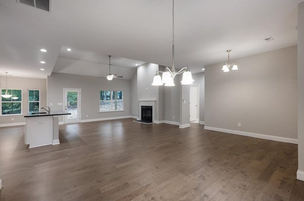 564 Oakland Dr, Calhoun GA 30701-4269 exterior