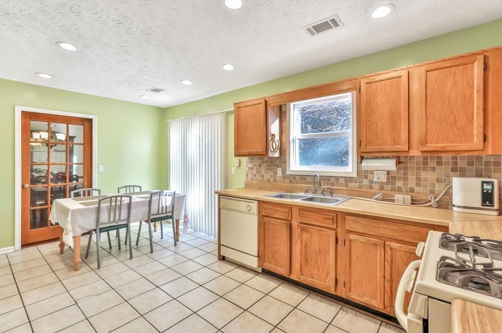 1160 Creekwood Cv, Lawrenceville GA  30046-6375 exterior