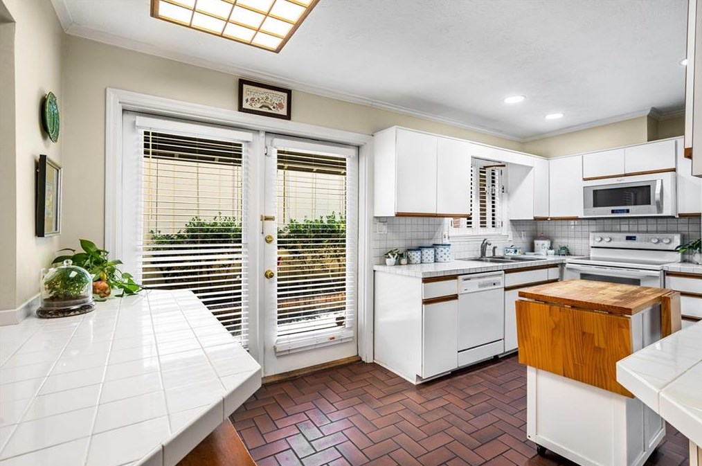 1 Westchester Sq, Decatur GA  30030-2370 exterior