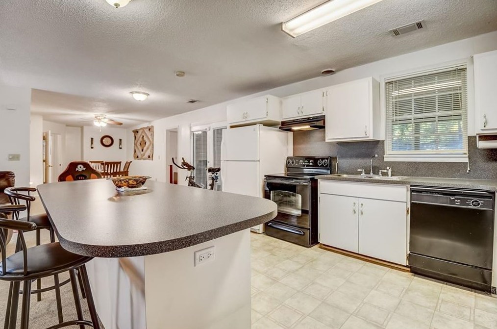 1682 Pine Glen Cir, Decatur GA  30035-1531 exterior