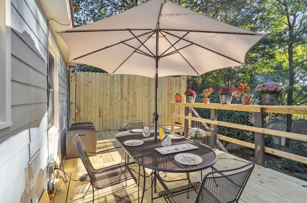 1891 Woodland Hills Ave, Atlanta GA  30318-3063 exterior