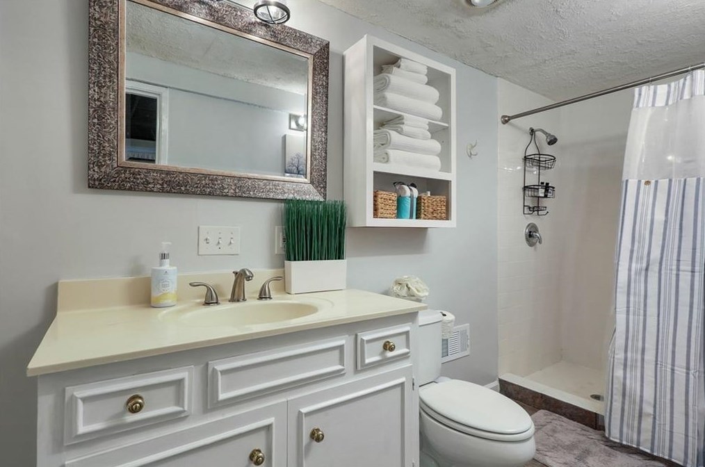 1891 Woodland Hills Ave, Atlanta GA  30318-3063 exterior
