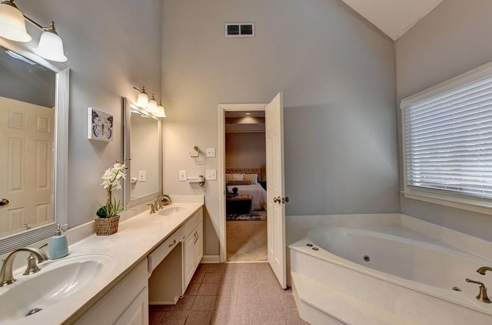 4800 Haydens Walk Dr, Alpharetta GA  30022-7176 exterior