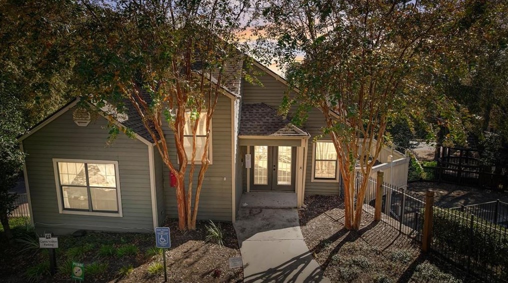 2766 Vinings Central Dr, Atlanta GA  30339-6786 exterior