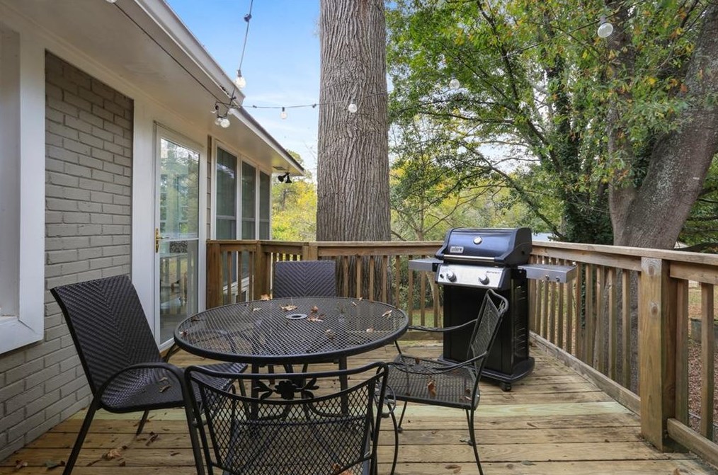 6825 Sunny Brook Ln, Atlanta GA  30328-2124 exterior