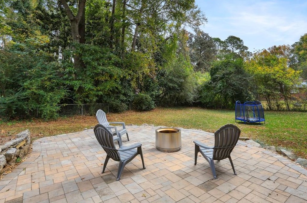 6825 Sunny Brook Ln, Atlanta GA  30328-2124 exterior