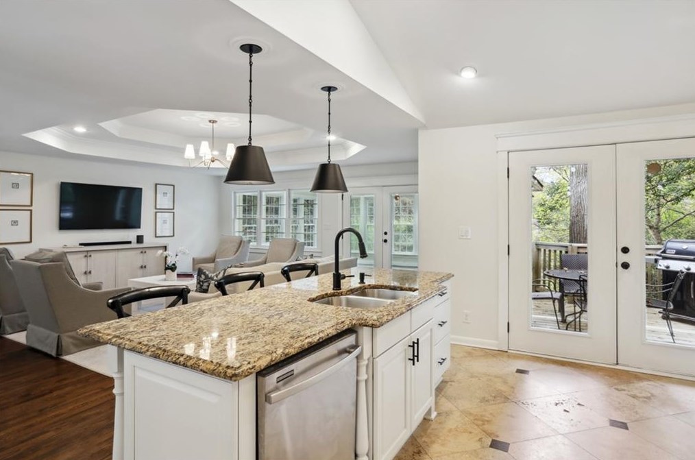 6825 Sunny Brook Ln, Atlanta GA  30328-2124 exterior