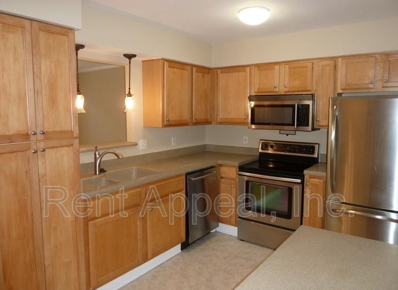 216 Peachtree Hollow Ct, Atlanta GA  30328-1642 exterior