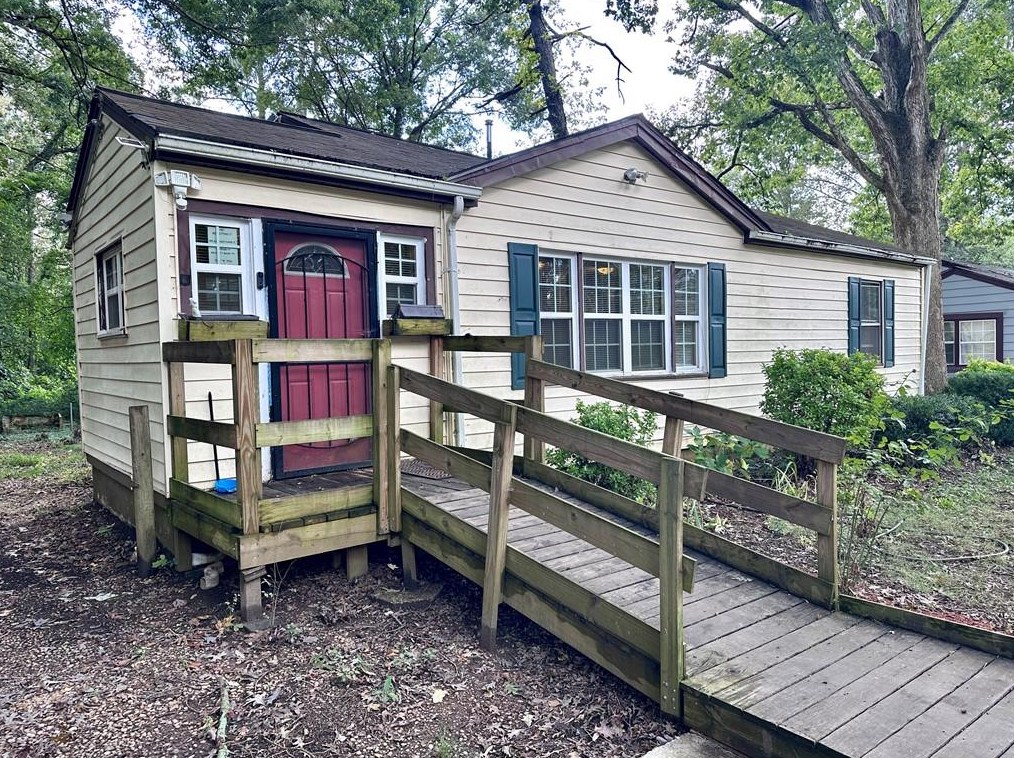 4189 Lindsey Dr, Decatur GA  30035-1922 exterior