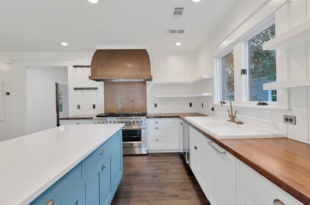 1426 Oakview Rd, Decatur GA  30030-4229 exterior