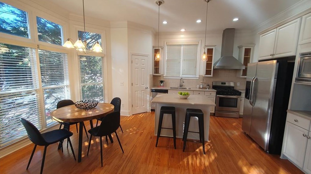 2550 Manor Walk, Decatur GA  30030-1659 exterior