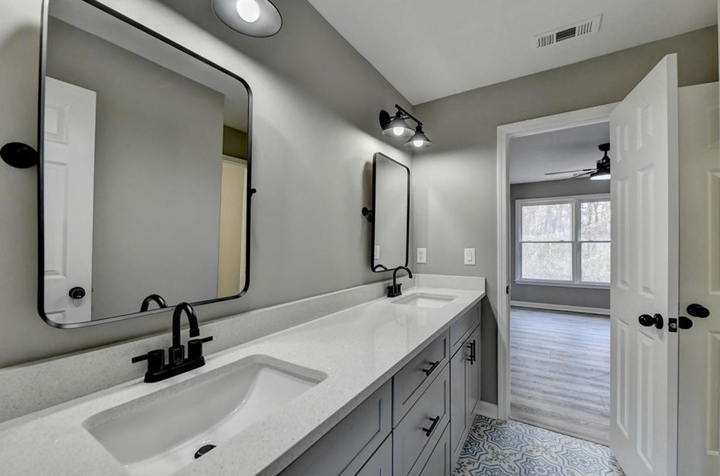 2184 Huntcrest Way, Lawrenceville GA 30043-8126 exterior