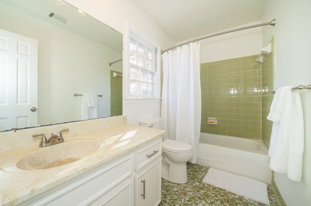 2902 Lavista Way, Decatur GA  30033-1108 exterior