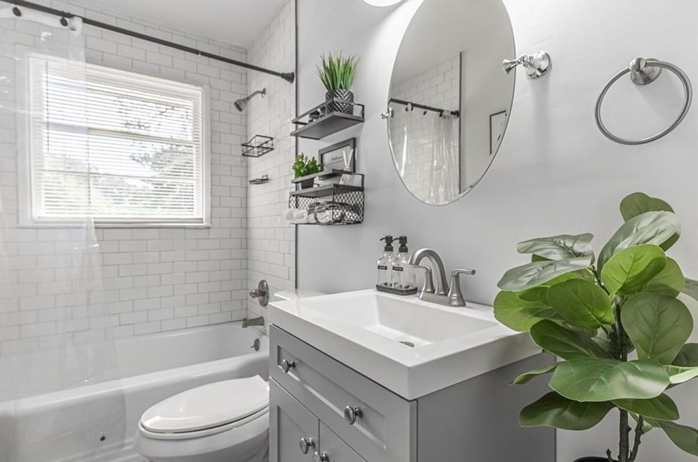 2018 Austin Dr, Decatur GA  30032-6103 exterior