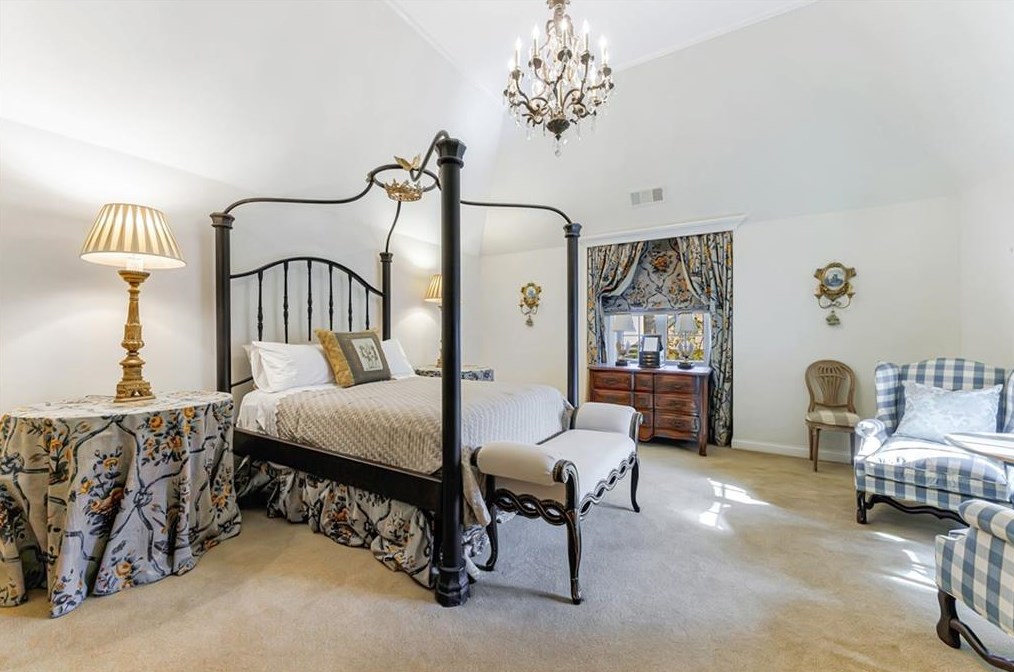 1858 Windemere Dr, Atlanta GA  30324-4918 exterior