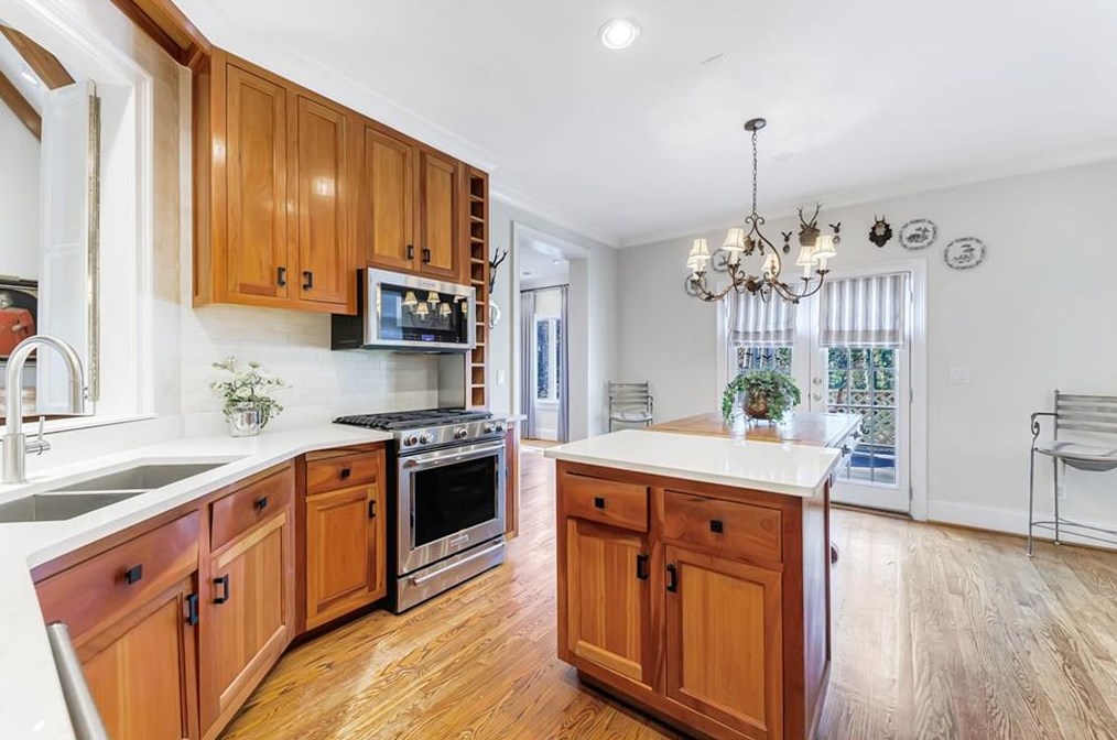 1858 Windemere Dr, Atlanta GA  30324-4918 exterior