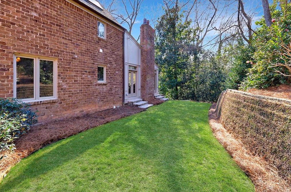 1858 Windemere Dr, Atlanta GA  30324-4918 exterior