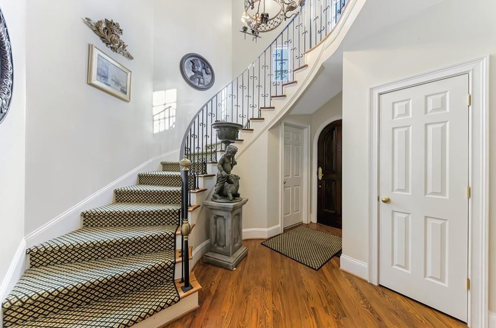 1858 Windemere Dr, Atlanta GA  30324-4918 exterior