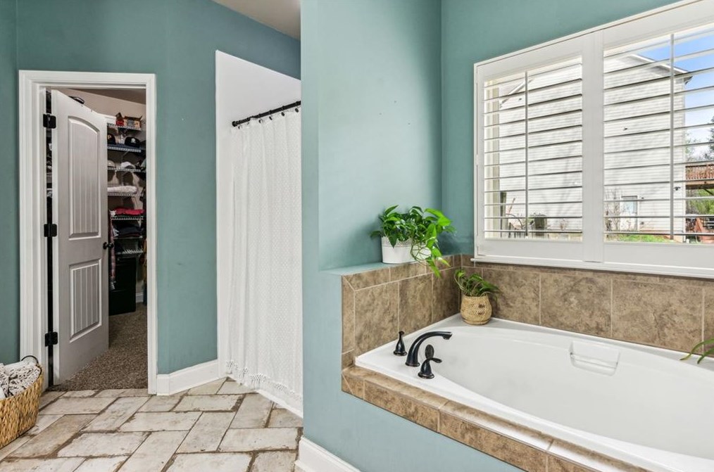 2858 Shadowstone Way, Winder GA  30680-2985 exterior