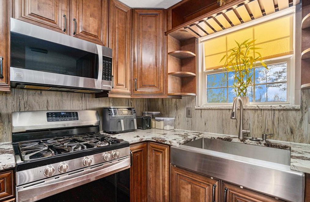 240 Morton Creek Cir, Alpharetta GA  30022-8100 exterior