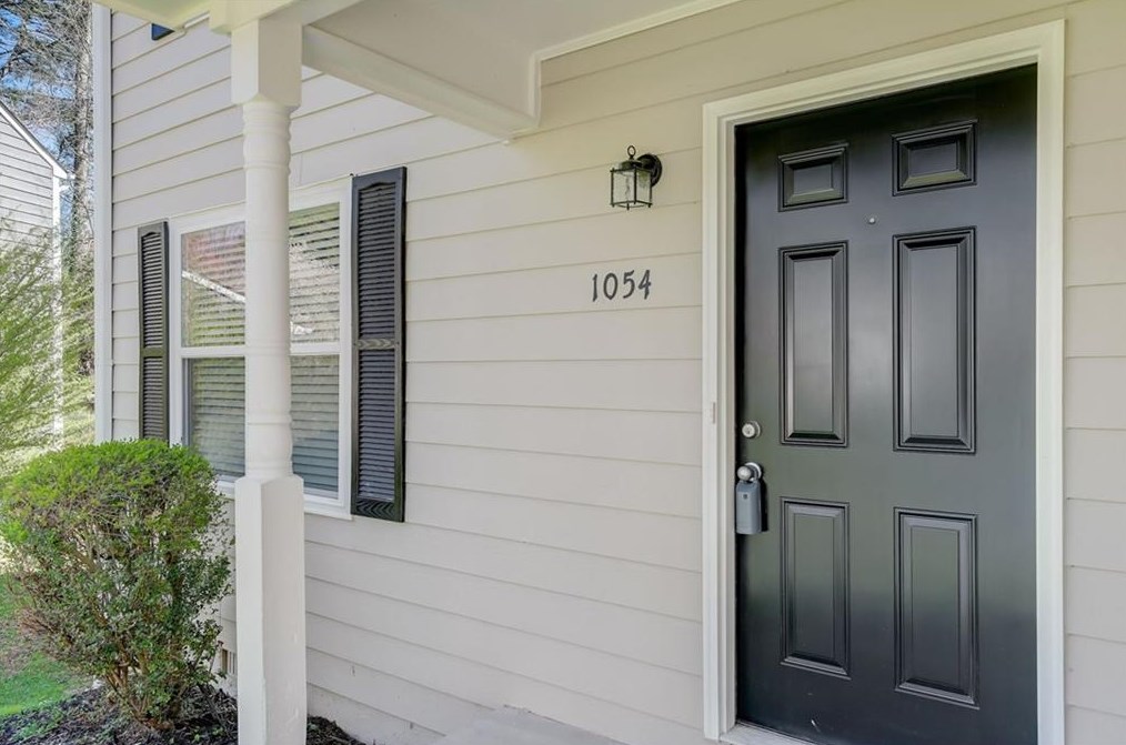 1054 Autumn Crest Ct, Stone Mountain GA  30083-5155 exterior