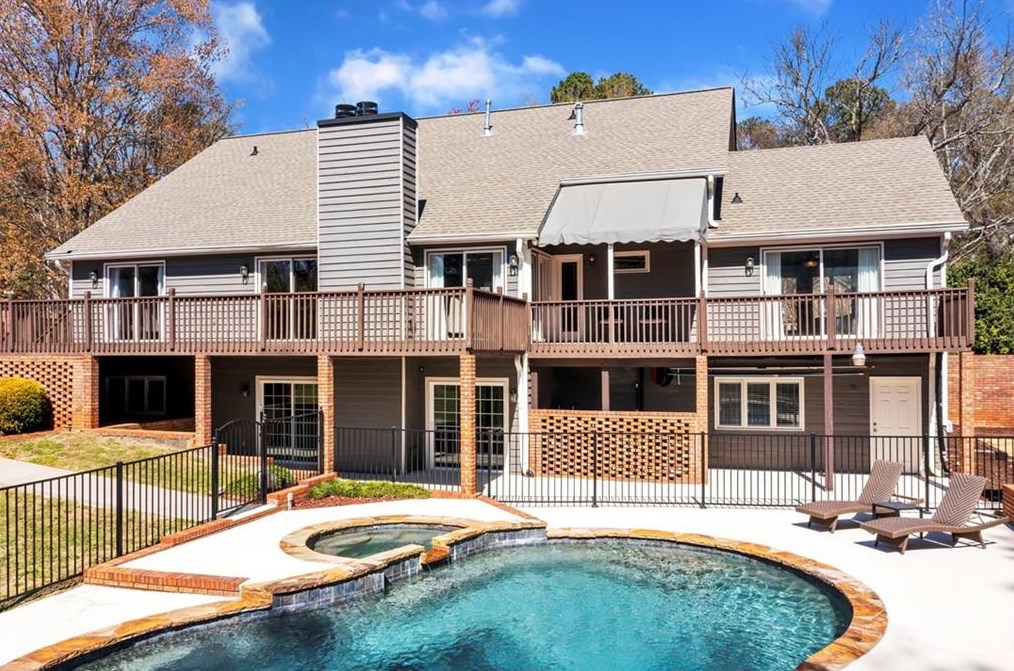 5015 Willow Bluff Dr, Atlanta GA  30350-1035 exterior