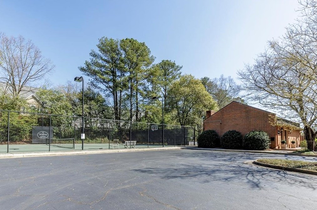 47 Willow Gln, Atlanta GA  30342-1341 exterior