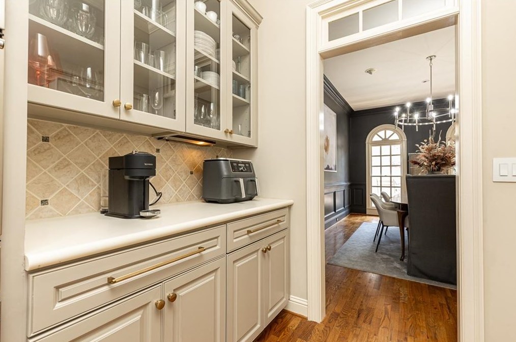 3188 Windsor Lake Dr, Atlanta GA  30319-2372 exterior