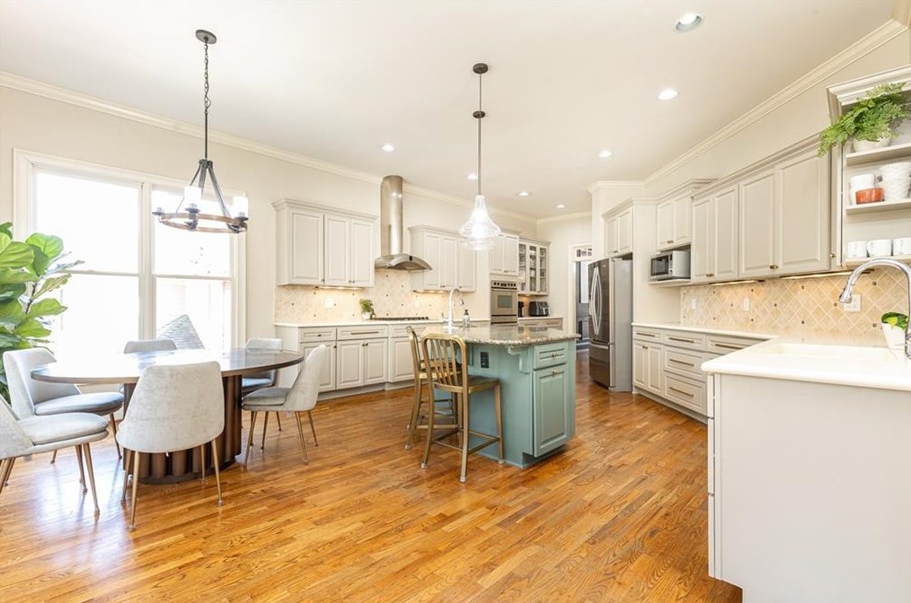 3188 Windsor Lake Dr, Atlanta GA  30319-2372 exterior