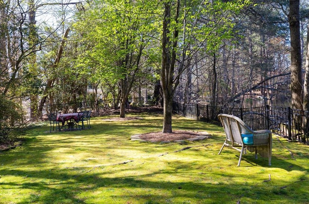 4000 Orch Lk Ct, Atlanta GA  30339-4633 exterior
