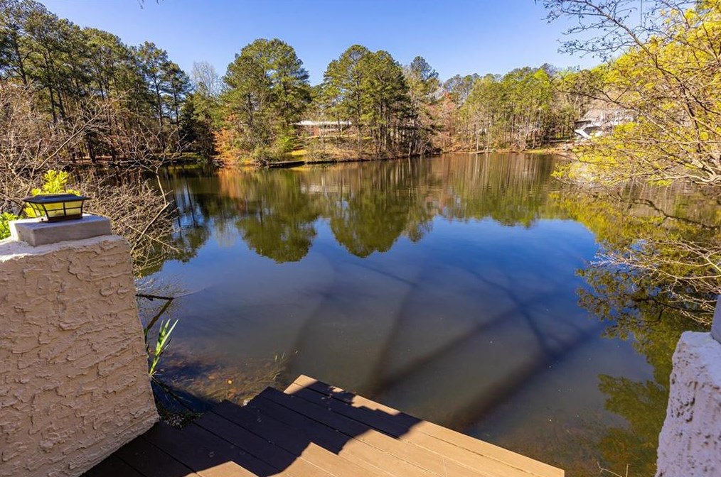 4000 Orch Lk Ct, Atlanta GA  30339-4633 exterior