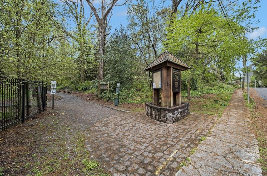 1196 Weatherstone Dr, Atlanta GA  30324-4643 exterior