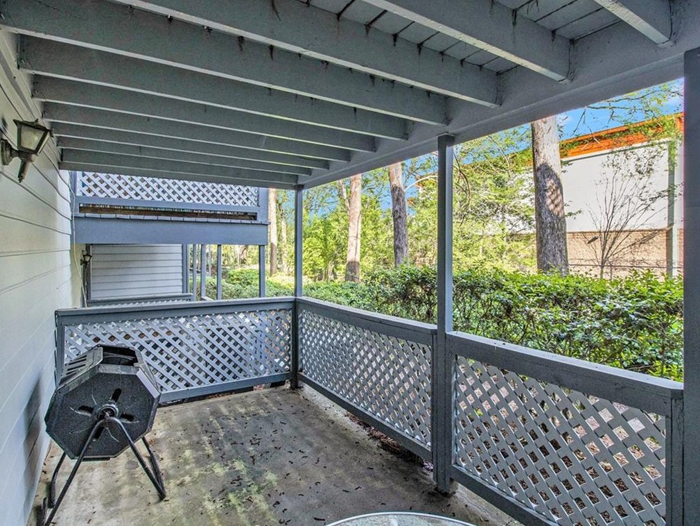 1196 Weatherstone Dr, Atlanta GA  30324-4643 exterior