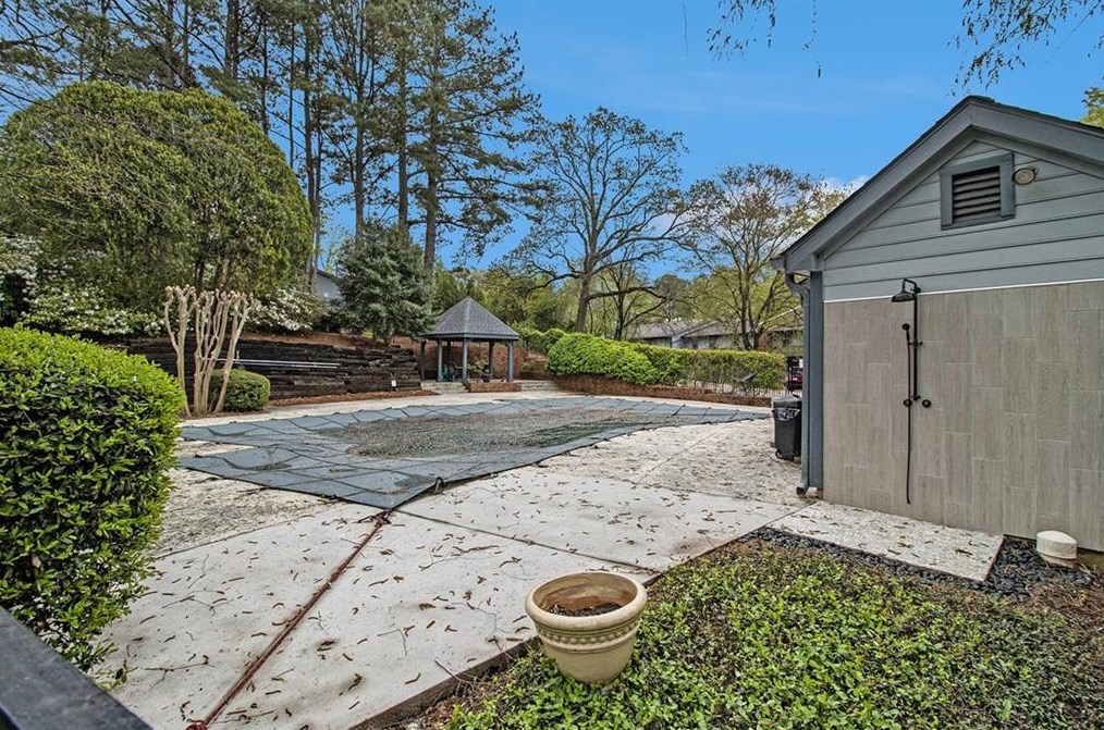 1196 Weatherstone Dr, Atlanta GA  30324-4643 exterior