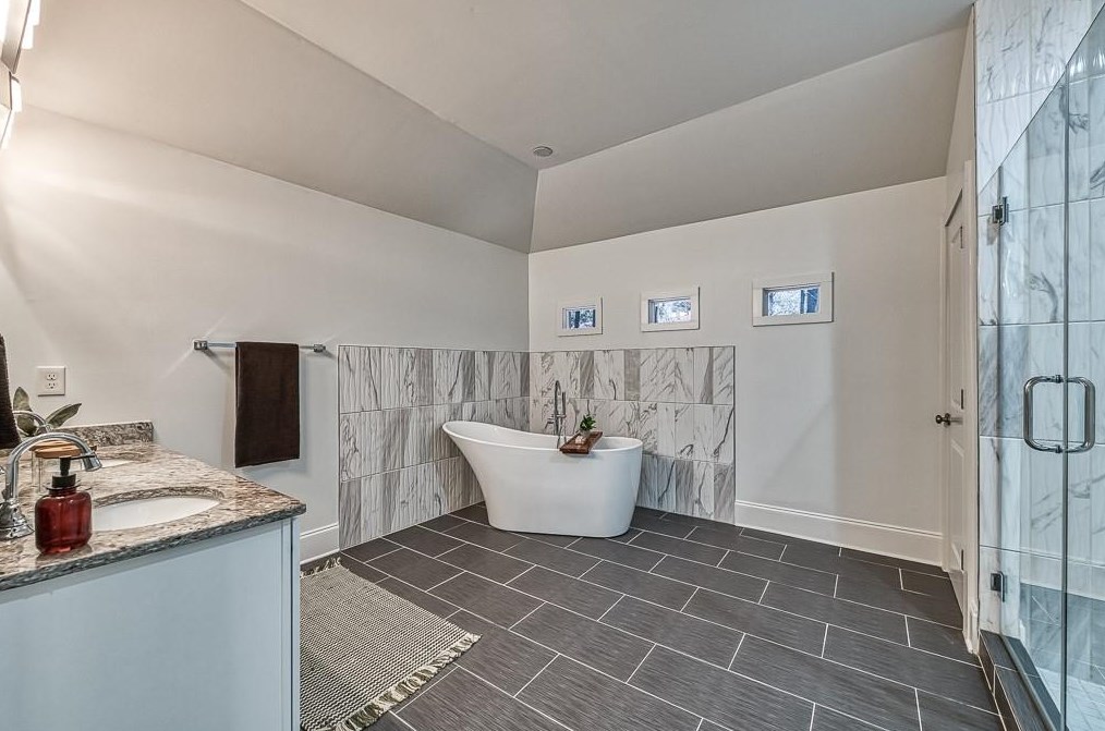 1842 Longdale Dr, Decatur GA  30032-5242 exterior