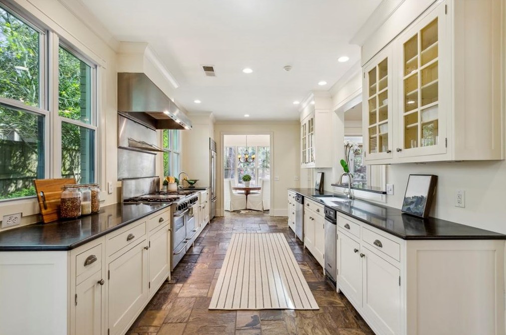 2979 Sequoyah Dr, Atlanta GA 30327-1807 exterior