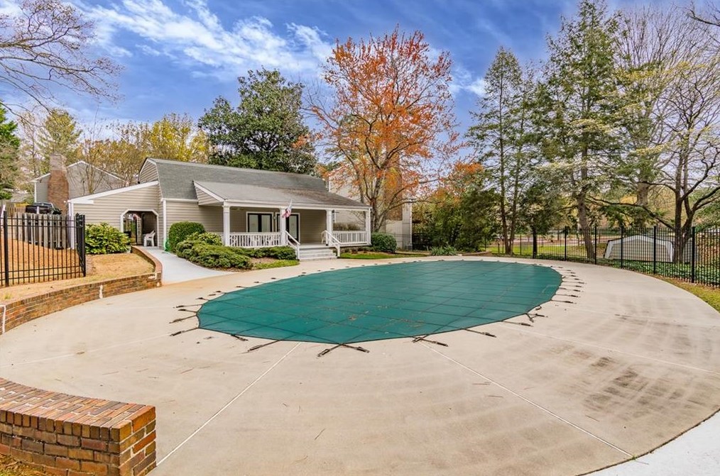 2666 Farmstead Rd, Smyrna GA  30080-2618 exterior