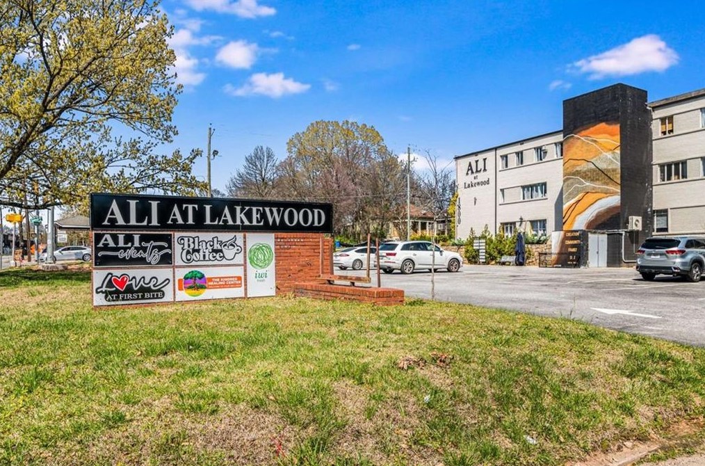 1107 Oak Knl Ter, Atlanta GA  30315-5213 exterior