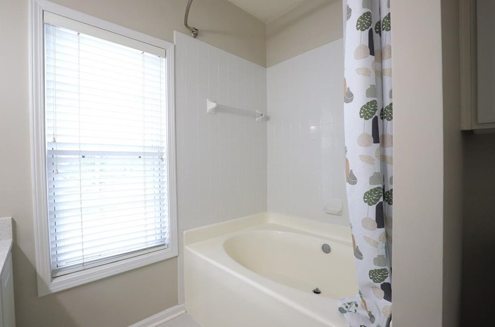 220 Abbotts Mill Dr, Duluth GA  30097-8424 exterior